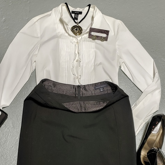 Black Banana Republic stretch skirt. - Picture 5 of 8